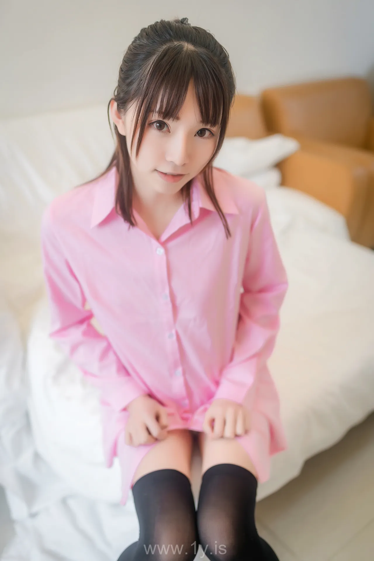 绮太郎 粉色衬衫